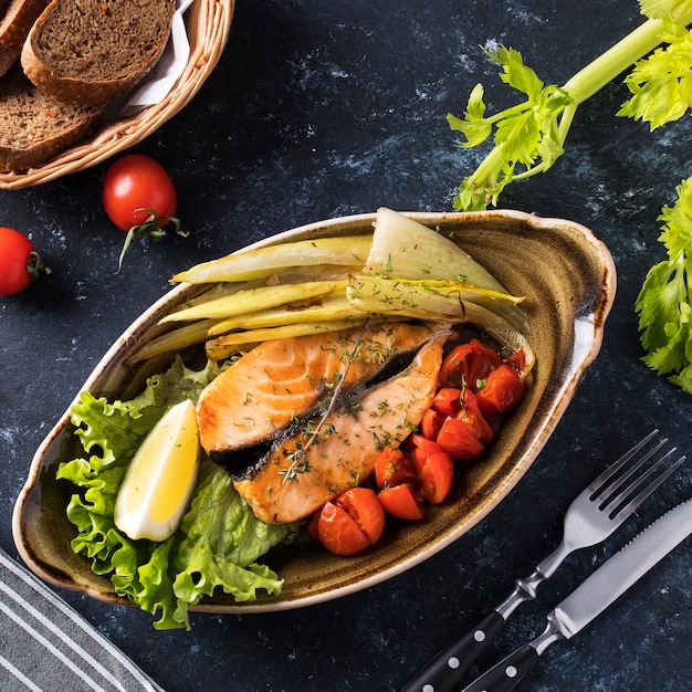 Lekkere gegrilde zalm steak met groenten op een bord. Bovenaanzicht