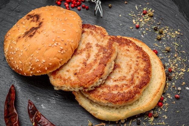 Lekkere gegrilde zelfgemaakte hamburgers met rundvlees. Bovenaanzicht