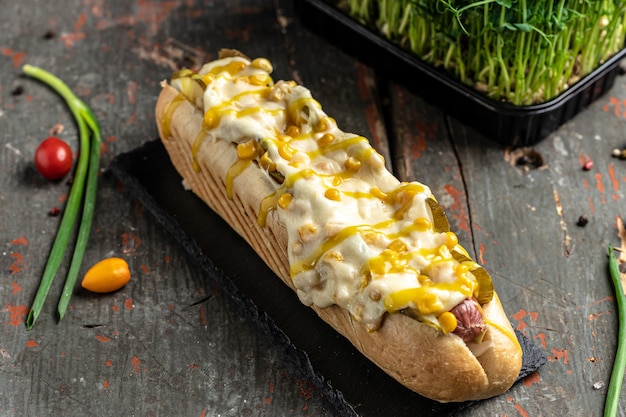 Lekkere gegrilde zelfgemaakte Hotdog met worst, kaas en maïs. banner, menu, receptplaats voor tekst, bovenaanzicht.