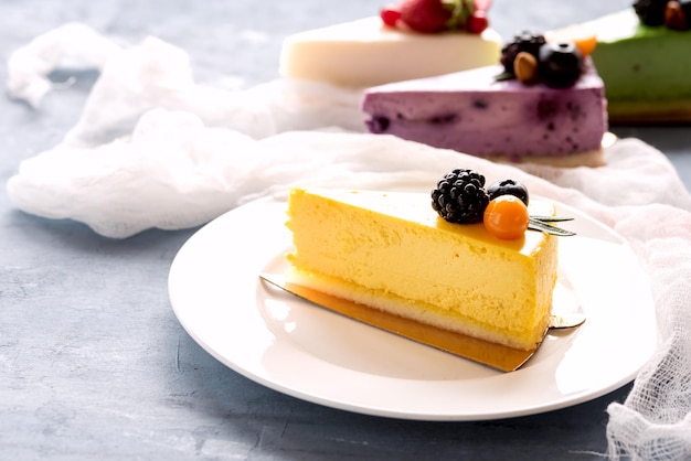 Lekkere gele cheesecake op plaat drie cheesecakes op achtergrond