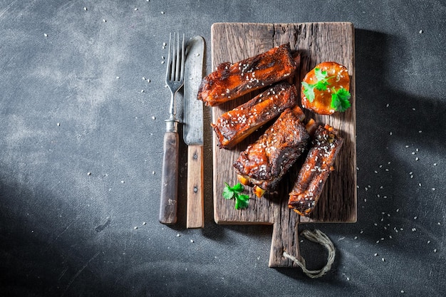 Lekkere geroosterde spareribs met groenten en aardappel