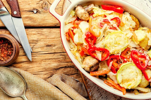 Lekkere gestoomde groenten, gezond vegetarisch eten op oude houten tafel