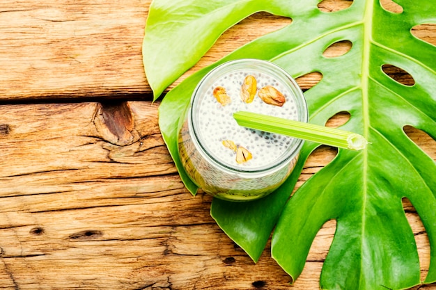 Lekkere gezonde chia pudding met kokosmelk in een glas. Gezond eten