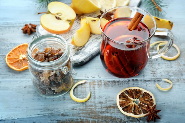 Lekkere glühwein en specerijen, op blauwe houten ondergrond, close-up