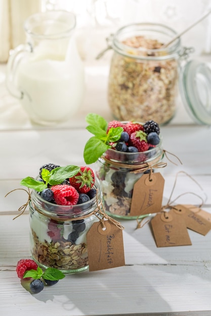 Lekkere granola met fruit en yoghurt