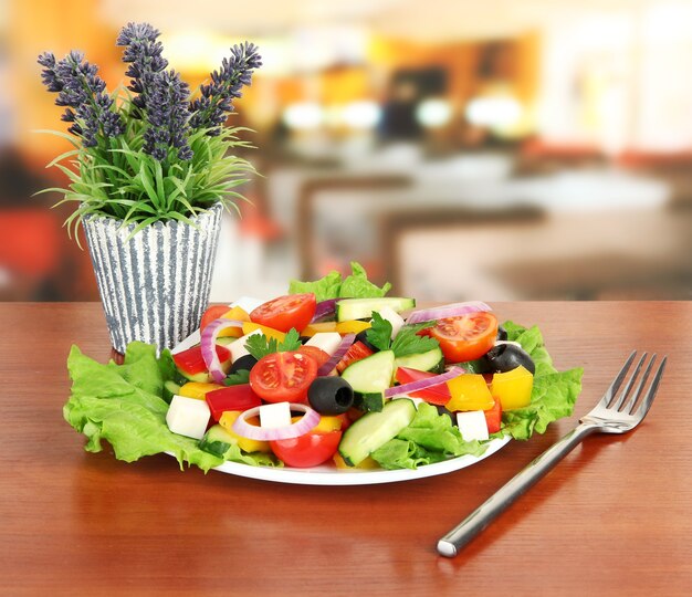 Lekkere Griekse salade op tafel in café