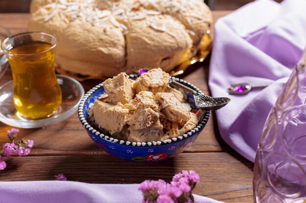 Lekkere halva met thee op tafel