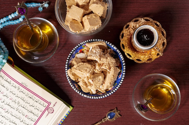 Lekkere halva met thee op tafel