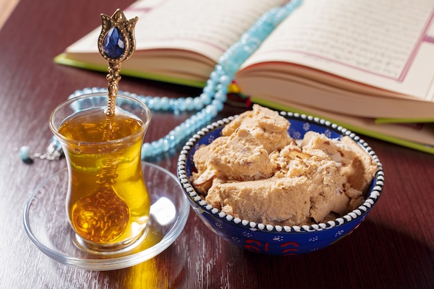 Lekkere halva met thee op tafel