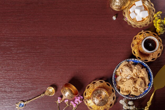 Lekkere halva met thee op tafel