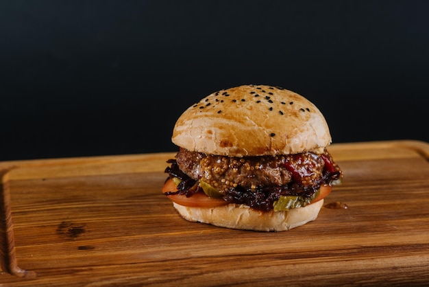 Lekkere hamburger op de zwarte achtergrond