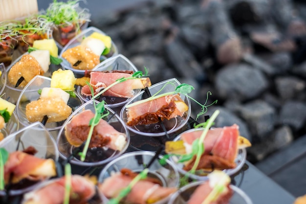 Lekkere hapjes met kaas en vis op de buffettafel