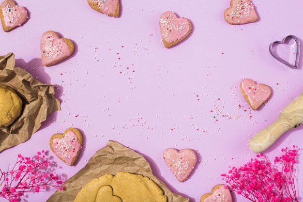 Lekkere hartvormige koekjes op een roze achtergrond van hoge kwaliteit foto