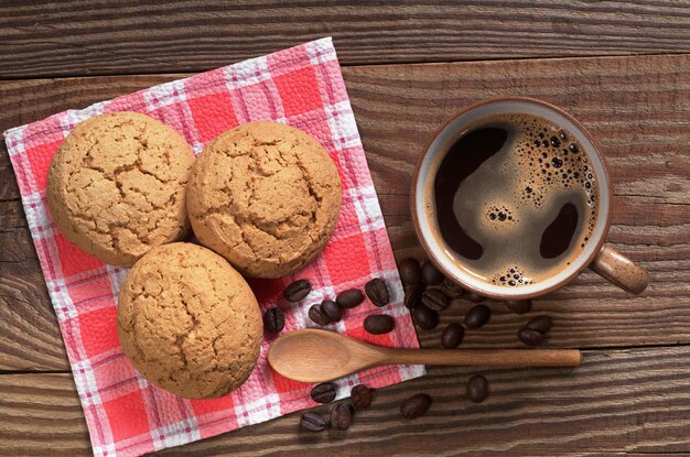 Lekkere havermoutkoekjes en kop warme koffie op houten tafelblad weergave