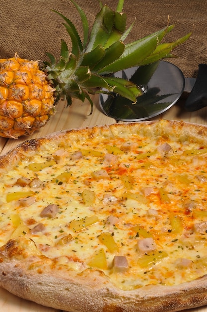 Lekkere Hawaiiaanse pizza met kip en ananas