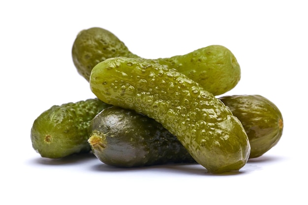 Lekkere hele groene cornichons geïsoleerd op een witte achtergrond