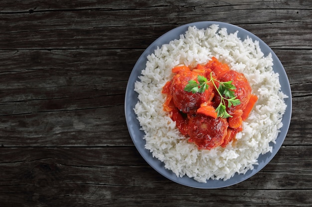 Lekkere hete kalkoen Gehaktbal gestoofd in tomatensaus en groenten geserveerd met langkorrelige rijst