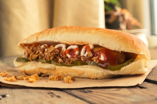 Lekkere hotdog met uienchips en zout komkommer geheim recept uit de online culinaire cursus