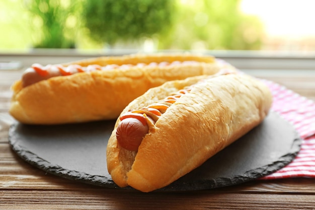 Lekkere hotdogs op ronde houten plank