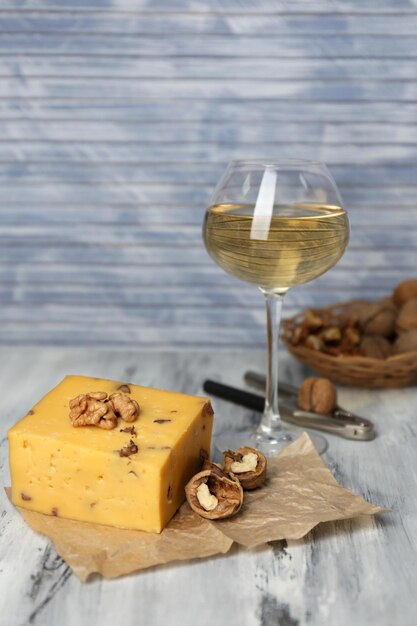 Lekkere Italiaanse kaas en glas wijnstokken op houten tafel