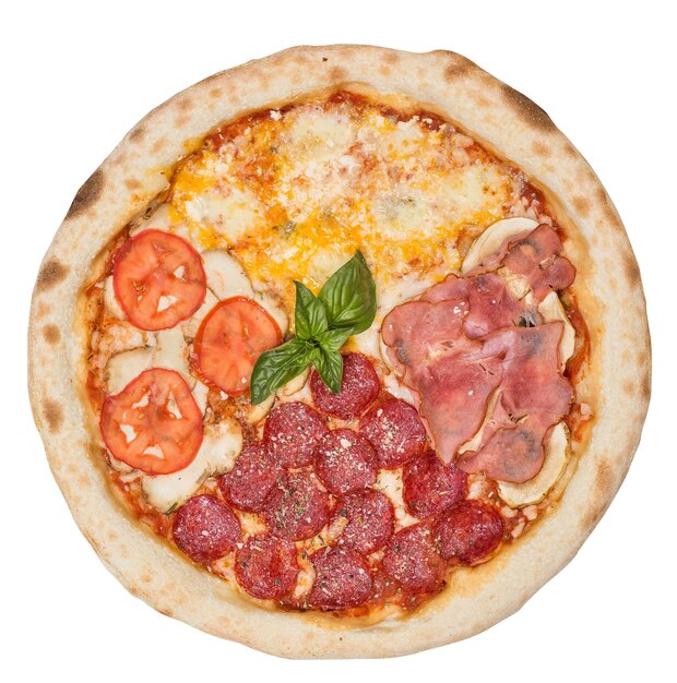 Lekkere Italiaanse klassieke originele pepperoni pizza Bovenaanzicht geïsoleerd op wit