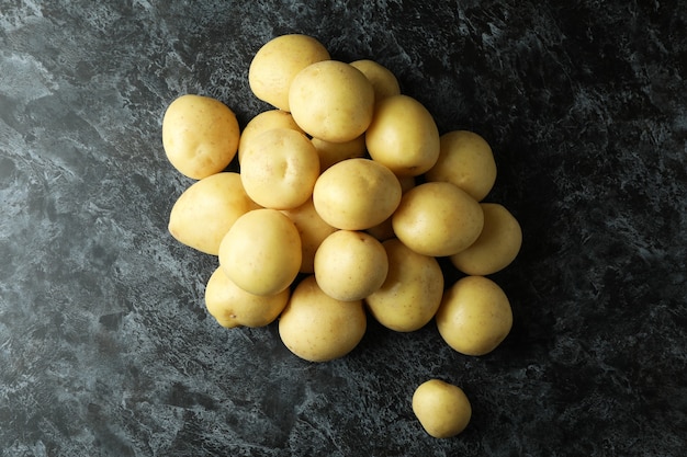 Lekkere jonge aardappel op zwarte smokey