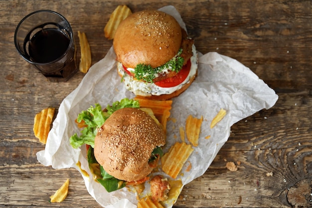 Lekkere kalkoenburgers op tafel