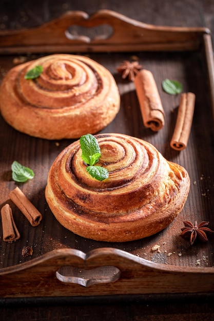 Lekkere kaneelbroodjes met suiker en kaneel