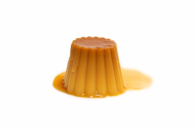Lekkere karamelpudding geïsoleerd op een witte ondergrond
