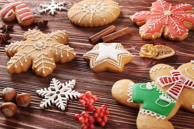 Lekkere kerstkoekjes en decor op houten tafel, close-up