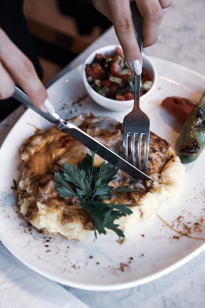 Lekkere kipmaaltijd op tafel