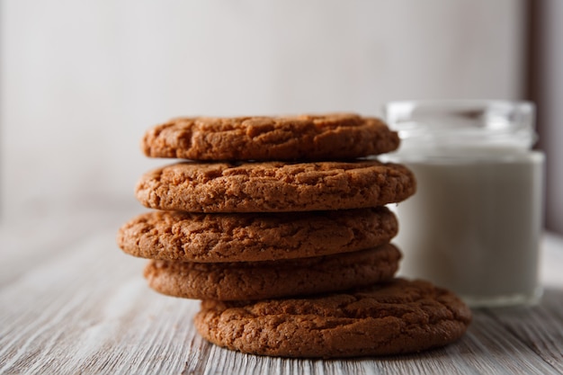 Lekkere koekjes en een glas melk in een transparant glas