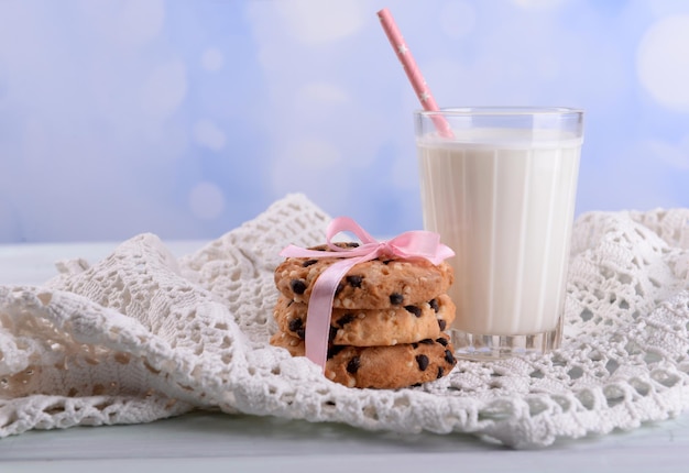 Lekkere koekjes en glas melk op een houten tafel kleur op lichte achtergrond