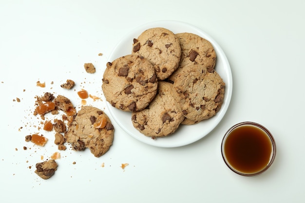 Lekkere koekjes met karamel op wit