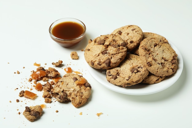 Lekkere koekjes met karamel op witte achtergrond