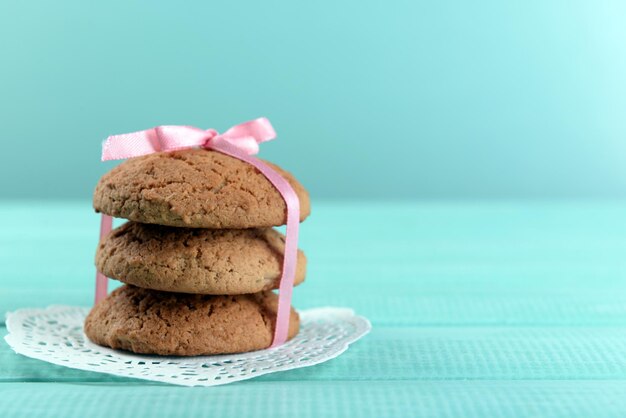 Lekkere koekjes op een houten achtergrond kleur