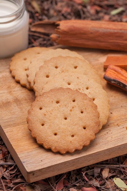 Lekkere koekjeskoekjes op houten scherpe raad