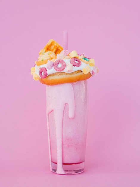 Lekkere milkshake met roze achtergrond