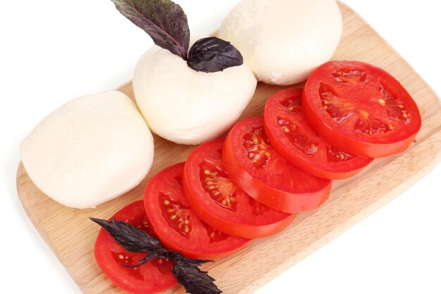 Lekkere mozzarella met tomaten op snijplank close-up