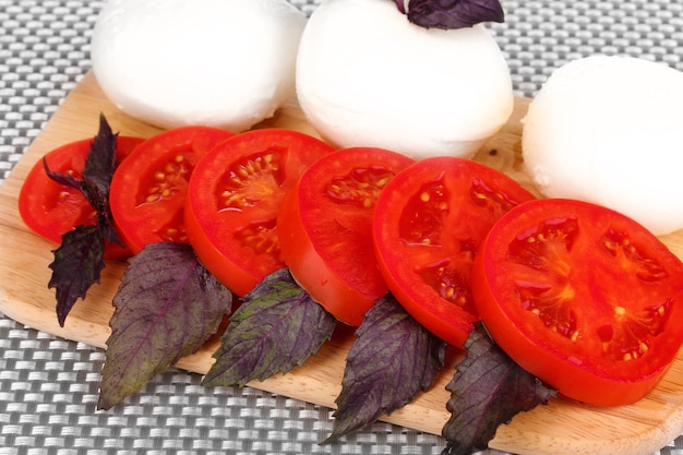 Lekkere mozzarella met tomaten op snijplank