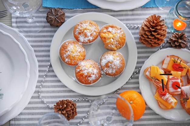 Lekkere muffins op een kersttafel