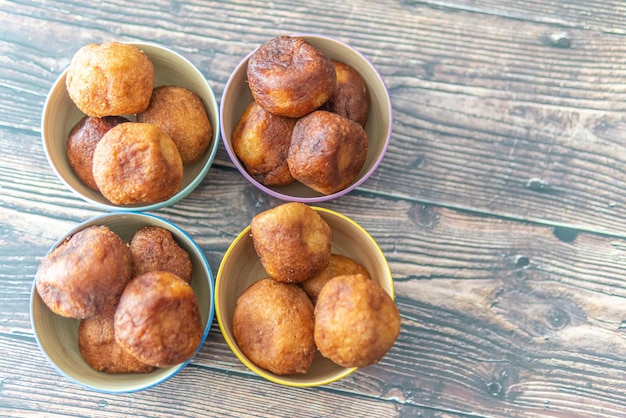 Lekkere Nigeriaanse Puff Puff Geserveerd op een feestje klaar om te eten