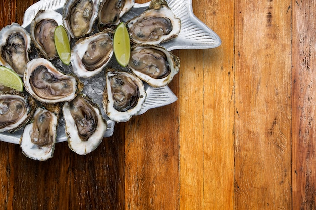 Lekkere oesters op ijs met limoenen