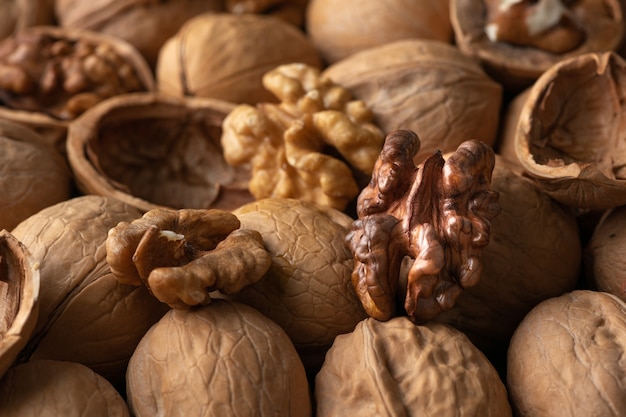 Lekkere ongepelde walnoten op een hoop noten. Close-up weergave