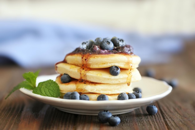 Lekkere pannenkoeken met bosbes op bord