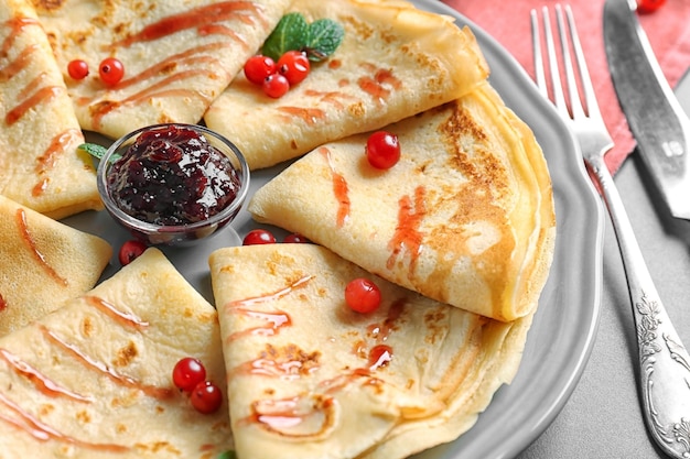 Lekkere pannenkoeken met jam op bord