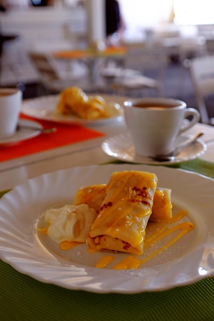 Lekkere pannenkoeken met siroop op tafel close-up