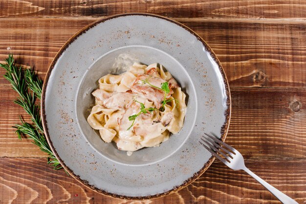 Lekkere pasta met saus op houten achtergrond