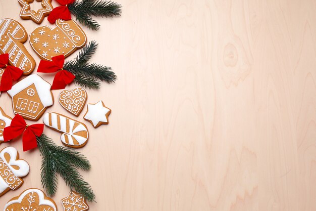 Lekkere peperkoekkoekjes en kerstdecor op houten achtergrond