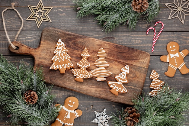 Lekkere peperkoekkoekjes en kerstdecor op houten ondergrond.